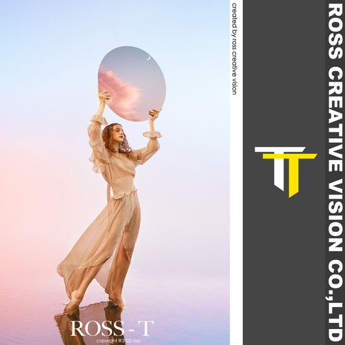 馬蘭戈尼 時(shí)裝創(chuàng)作 羅思文化以 it starts with a dream 為概念大氣而簡(jiǎn)約的手法 低調(diào)而精致 文藝而空靈的氣息羅思文化視覺工廠帶你開啟新征途拍攝畫報(bào)主要采取鏡像的拍攝方法和構(gòu)圖畫面非常地簡(jiǎn)潔,倒影與實(shí)像不規(guī)則形狀區(qū)分而背景是廣袤 純凈的