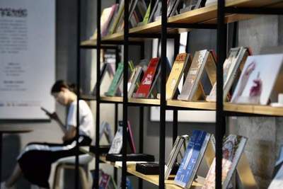 晨報(bào)說書 真有人在這里過夜嗎?上海最美24小時(shí)書店,愛書人的深夜可以不打烊 上海文藝評論專項(xiàng)基金